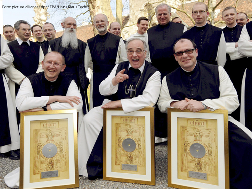 Die singenden Mönche aus dem Stift Heiligenkreuz. Foto: picture-alliance/ dpa/ EPA/Hans Klaus Techt