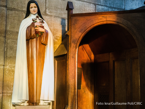 Ein Statue der heiligen Theresia von Lisieux