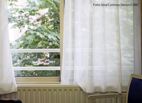 Ein offenes Fenster in einem Altenheim 