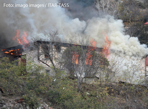Ein Haus in Armenien brennt. Dorfbewohner haben es abgebrannt, weil die Region an Aserbaidschan geht.