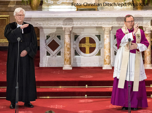 Der Ratsvorsitzende der Evangelischen Kirche, Heinrich Bedford-Strohm und der Vorsitzende der Katholischen Bischofskonferenz Georg Bätzing bei einem Gottesdienst