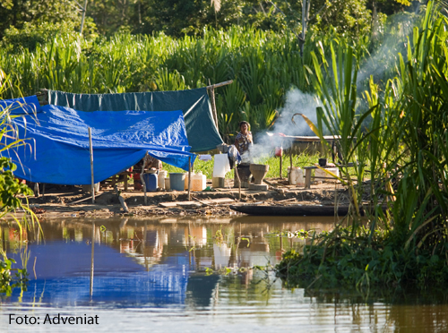 Das Bild zeigt eine Notunterkunft für Flüchtlinge am Rio Mamare in Trinidad