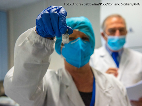 Ein Arzt hält ein Fläschchen des Corona-Impfstoffes in der Hand.