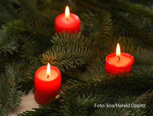 Drei Kerzen brennen am Adventskranz. 
