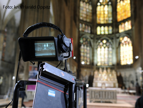 Eine Fernsehkamera zeichnet einen Gottesdienst auf. 