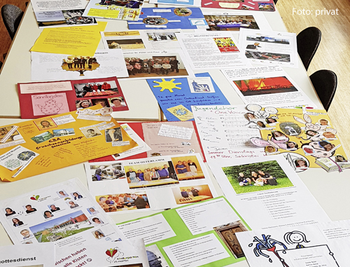 Viele Plakate liegen auf einem Tisch 