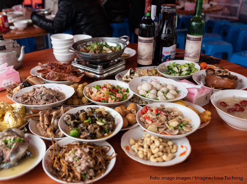 Ein üppiges Buffet mit verschiedenen Speisen bei einer Hochzeit
