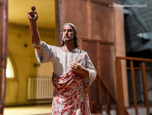 Eine Statue zeigt Jesus. 