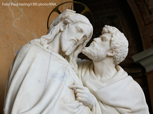 Eine Statue zeigt Jesus und Judas beim Judaskuss. 
