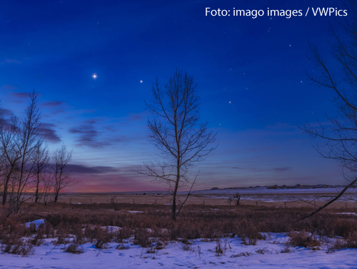 Eine Aufnahme zeigt einen Nachthimmel mit einem hellen Stern. Venus und Jupiter stehen nah beieinander, deswegen strahlen sie so hell.