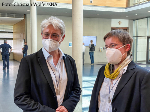 Schwester Katharina Ganz (l.), Oberin der Oberzeller Franziskanerinnen, und Schwester Juliana Seelmann (r.), Oberzeller Franziskanerin und wegen Kirchenasyl angeklagt, vor dem Sitzungssaal im Strafjustizzentrum Würzburg am 2. Juni 2021.