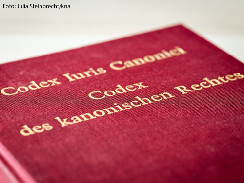Der rote Buchdeckel des Codex Iuris Canonici (CIC), "Codex des kanonischen Rechtes"