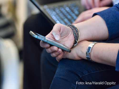 Jemand schaut ein Video auf seinem Handy an.