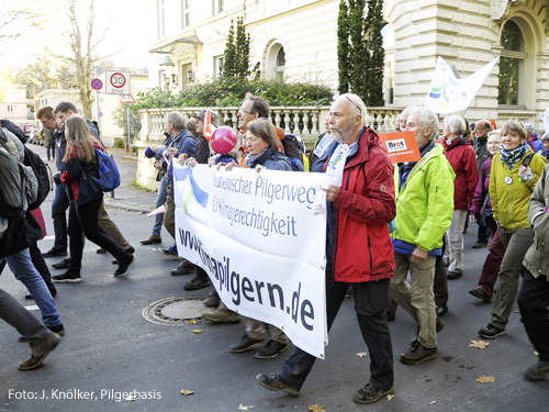 Sie wollen was bewegen: Wolfgang Löbnitz (vorn, in der roten Jacke) und die Klimapilger, hier bei einer Demonstration im November 2017 zu Beginn der UN-Klimakonferenz in Bonn.