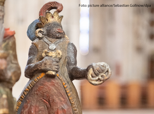 Eine Krippenfigur aus dem Ulmer Münster zeigt einen dunkelhäutigen Menschen mit dicken Lippen, Federkrone und großen Goldohrringen. Die Figur ist laut der Gemeinde diskriminierend - deshalb will sie sie nicht mehr aufstellen.