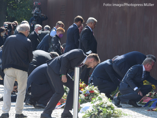 Politiker legen bei der Gedenkveranstaltung zum Mauerbau Blumen nieder. 