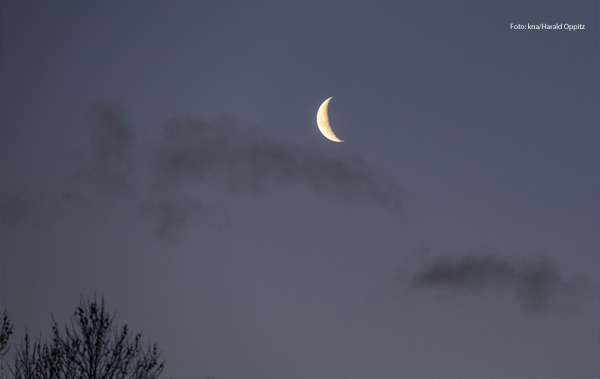 Ein Neumond leuchtet in der Nacht