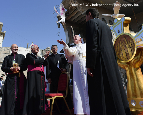 ymbol der Versöhnung an einem Ort des Terrors: Im zerstörten Mosul ließ Papst Franziskus eine Friedenstaube steigen. Der Islamische Staat hatte die Stadt jahrelang besetzt.