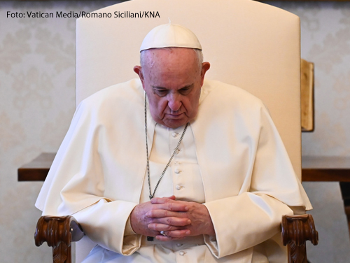 	Papst Franziskus betet während der Generalaudienz am 14. April 2021 in der Apostolischen Bibliothek im Vatikan.