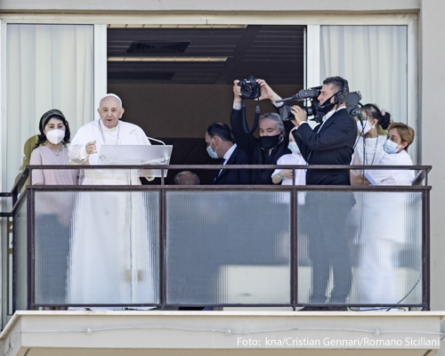 Angelus-Gebet mit Papst Franziskus auf dem Balkon der Gemelli-Klinik am 11. Juli 2021 in Rom.