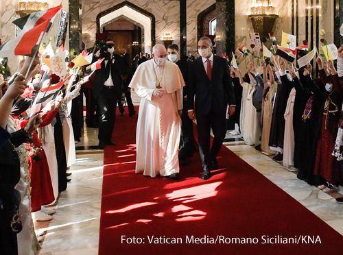 Papst Franziskus (l.) mit Mustafa Al-Kadhimi (r.), Premierminister des Irak, bei dem Auftakt der Papstreise in den Irak am 5. März 2021 in Bagdad.