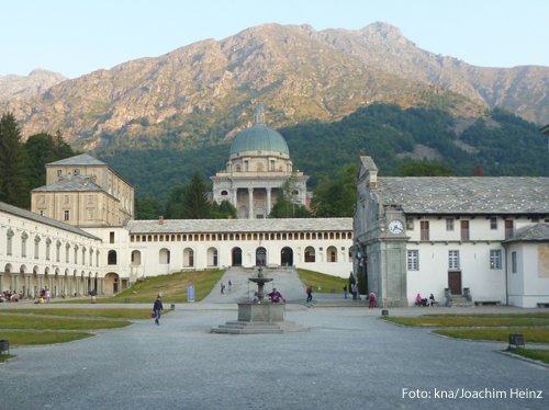 Vor eindrucksvoller Alpenkulisse: das Marienheiligtum Oropa mit der neuen Basilika, anglehnt an den Petersdom in Rom, und der alten (rechts), in der die gotische Statue der Schwarzen Madonna ihren Platz hat.