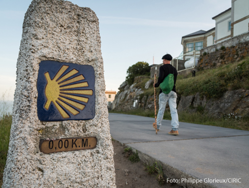 Ein Pilger läuft auf dem Jakobsweg.