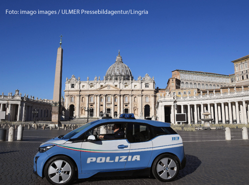 Ein Polizeiauto steht vor dem Petersplatz.