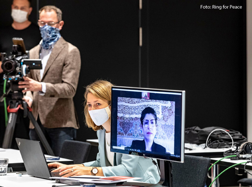 Eine Teilnehmerin bei einer Videoübertragung der Konferenz der Organisation "Religions for Peace." 