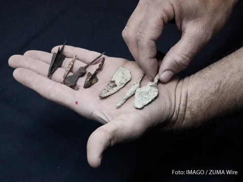 Eine Archäologin hält Fragmente einer biblischen Schriftrolle in der Hand. Forscher haben sie in der judäischen Wüste gefunden. 