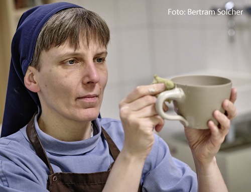 Schwester Caterina Trostheide töpfert eine Tasse 
