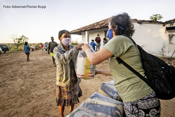 Kirchliche Corona-Soforthilfe: Schwester Neusa de Nascimento (rechts) verteilt Lebensmittel, Hygieneartikel und Schutzmasken in Brasilien.