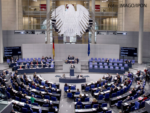 Das Thema Sterbehilfe beschäftigt den Bundestag schon seit langem. Politiker wie der CDU-Abgeordnete Volker Kauder (hier bei einer Debatte im November 2014) wollen die geschäftsmäßige Suizidbeihilfe verhindern.