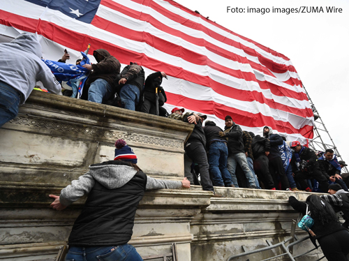 Anhänger des US-Präsidenten Donald Trump versuchen, sich Zugang zum Kapitol zu verschaffen.