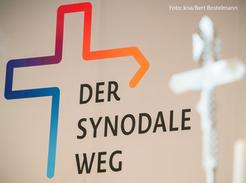Das Bild zeigt das Logo des Synodalen Wegs: Ein buntes Kreuz, das sich nach rechts zu einem Pfeil öffnet.