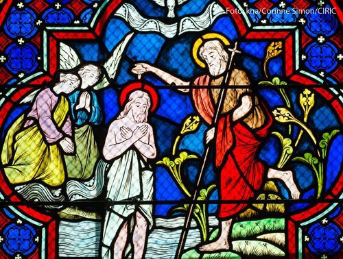 Ein Kichenfenster in der Kirche Saint Denys d'Arcueil in Arcueil zeigt die Taufe Jesu.