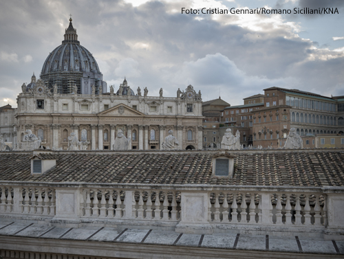 Blick auf den Petersdom am 28. April 2020 vom Palazzo Migliori, einer von Papst Franziskus eingerichteten und von Sant'Egidio verwalteten Obdachlosenunterkunft am Petersplatz in Rom.