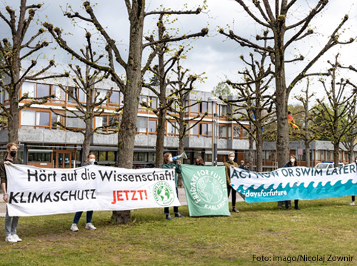 Aktivisten von Fridays for Future demonstrieren vor dem Bundesverfassungsgericht in Karlsruhe. 