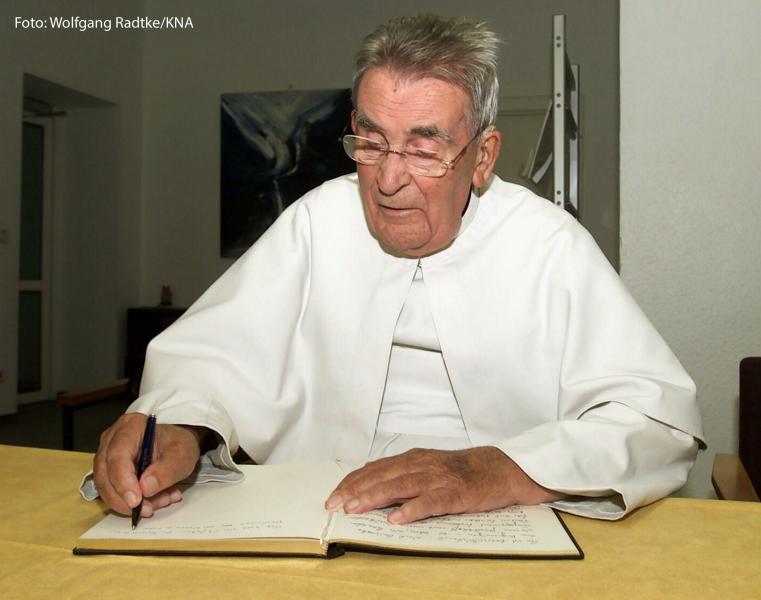 Pater Werenfried van Straaten, Gründer von Kirche in Not / Ostpriesterhilfe, trägt sich in das Gästebuch des Haus Heisterbach ein, am 19. September 2002 in Königswinter.