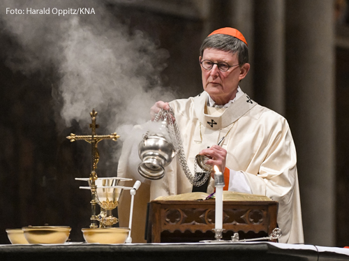 Kardinal Rainer Maria Woelki, Erzbischof von Köln, inzensiert den Altar mit Weihrauch während des Gottesdienstes zu Mariä Lichtmess am 2. Februar 2021 im Dom in Köln.