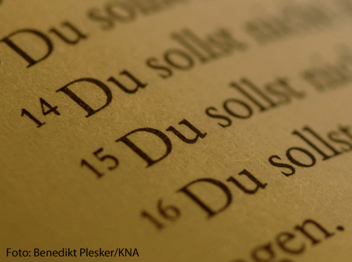 In einer Bibel sind die Zehn Gebote aufgeschlagen.