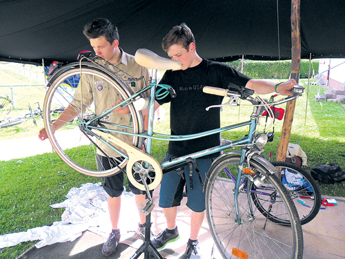 Ricardo Sobrino und Damian Blasek sind Pfadfinder aus Bad Soden-Salmünster/Ahl im Bistum Fulda. Bei der vergangenen 72-Stunden-Aktion im Jahr 2013 haben sie alte Fahrräder für Geflüchtete und Flutopfer in Dresden gesammelt und repariert. | Foto: DPSG Salmünster-Ahl