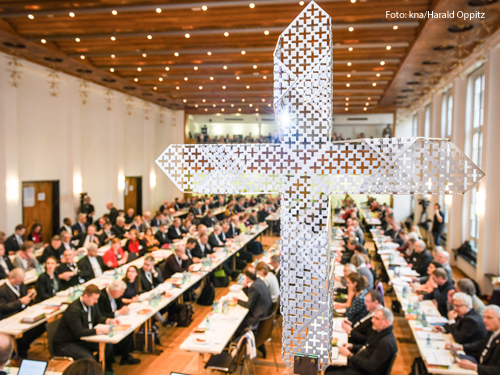 Im Januar fand die erste Vollversammlung des Synodalen Wegs statt. Der Dialogprozess soll nun trotz Corona weitergehen. Foto: kna/ Harald Oppitz