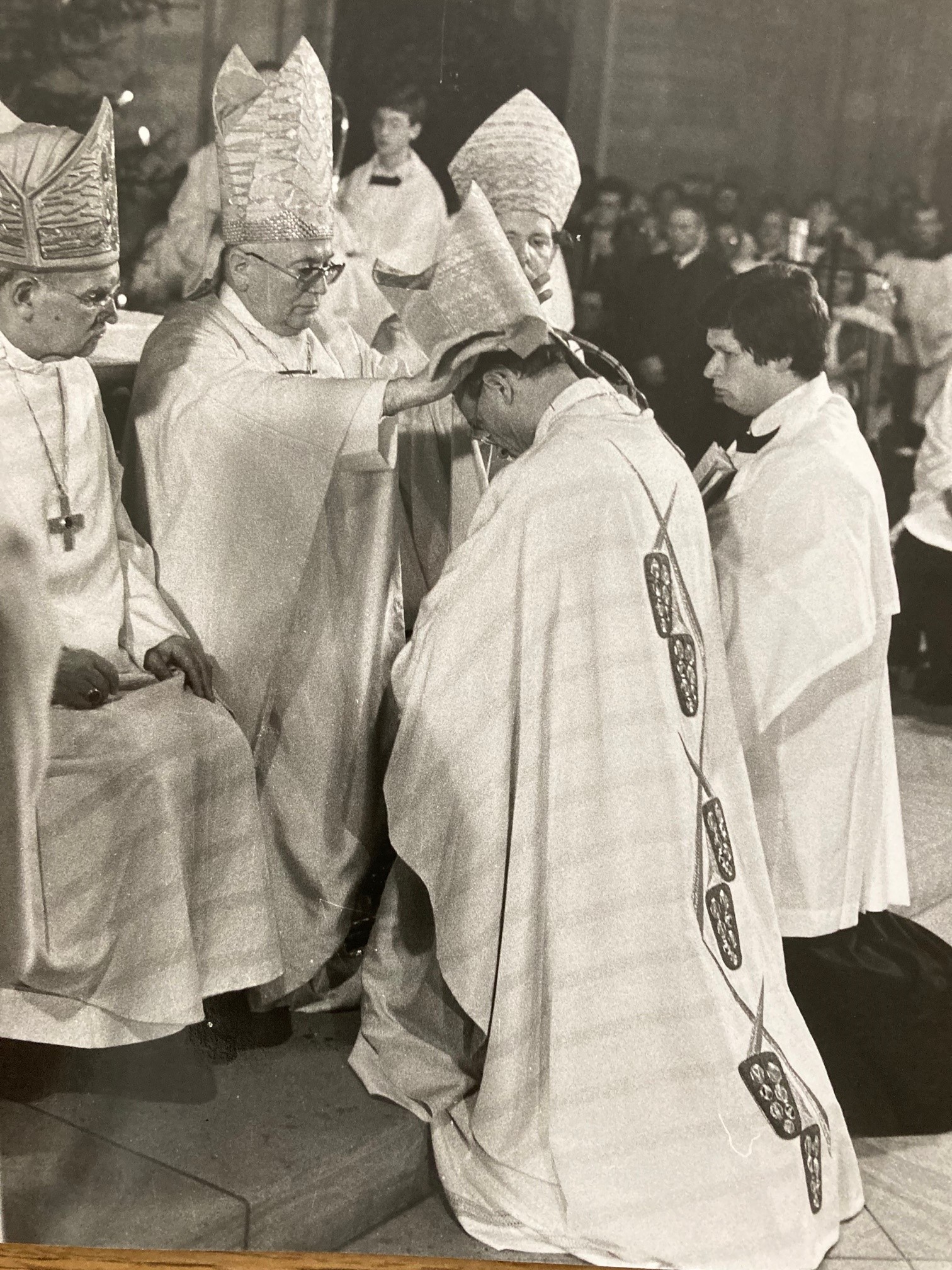 Vier Bischöfe vor dem Altar