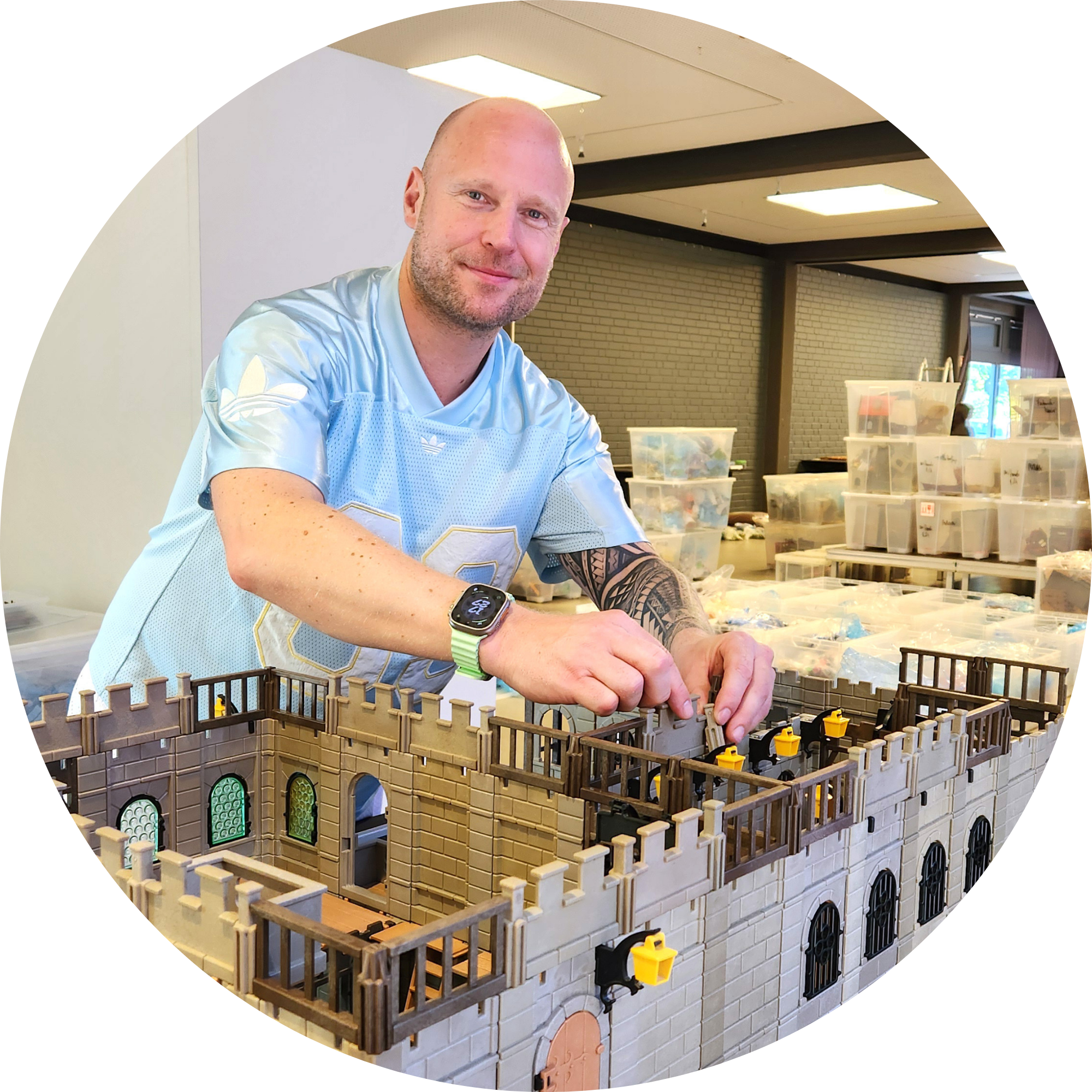 Ein mann mit Playmobil