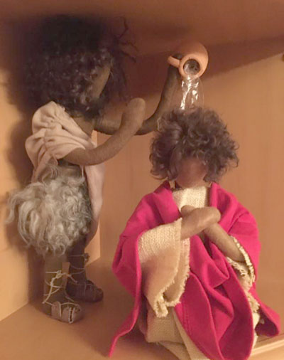 Taufe Jesu mit Puppen dargestellt