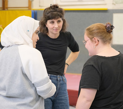 drei Frauen im Gespräch