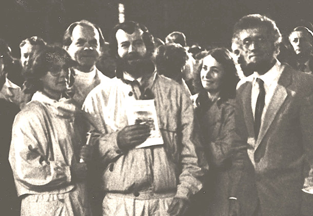 Mitglieder des Friedenskreises Lindenau-Grünau in forderster Reihe bei einer Montagsdemo (von links): Christiane Buhl, Norbert Buhl, Angelika und Konrad Pohler.