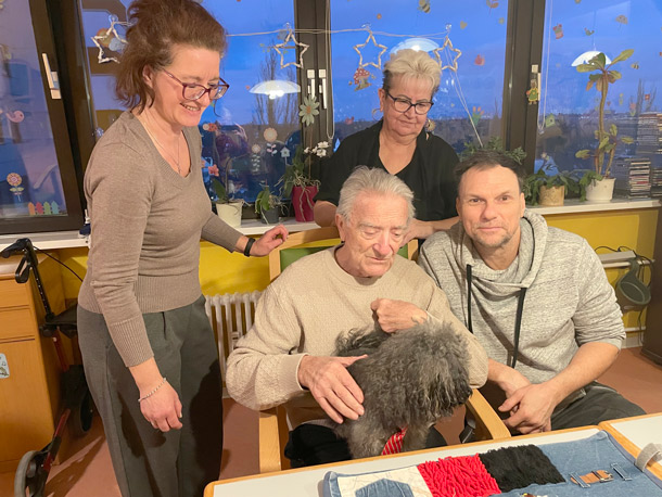 Personengruppe mit einem Hund