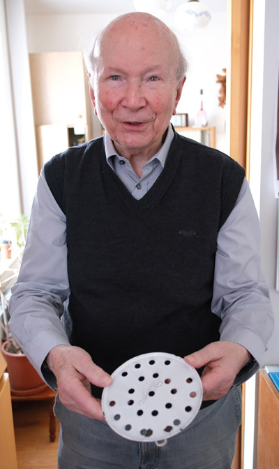 Pfarrer Heinrich Bohaboj steht in seiner Wohnung